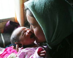 9 Tradisi Unik Kelahiran Bayi, Tinggal Bareng Mertua Hingga Mandi Pipis Sapi