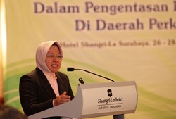 Sama dengan Jokowi, Risma Selalu Naik Pesawat Kelas Ekonomi 