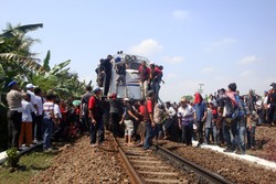 Pedagang Purwokerto Tambah Nekat dan Naiki Loko yang Melaju