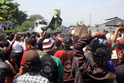 Protes Larangan Jualan di Stasiun, Pedagang di Purwokerto Nekat Cegat KA