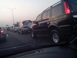 Truk Mogok di Tol Cikampek, Lalin Macet 7 KM