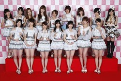 AKB48 Menyamakan Rekor Legenda Rock Jepang, Bz