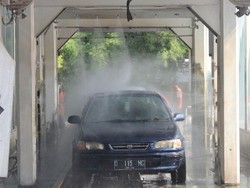 Berbahayakah Mencuci Mobil Saat Mesin Hidup?