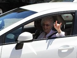 Senang Nyetir, Nenek 105 Tahun Dapat Hadiah Mobil Baru