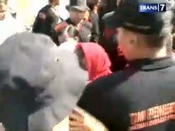 Dilarang Berjualan, Ratusan Pedagang Blokir Rel