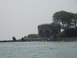 Tak Ada Anggaran, Pulau Kelor Tak Punya Tenaga Kebersihan