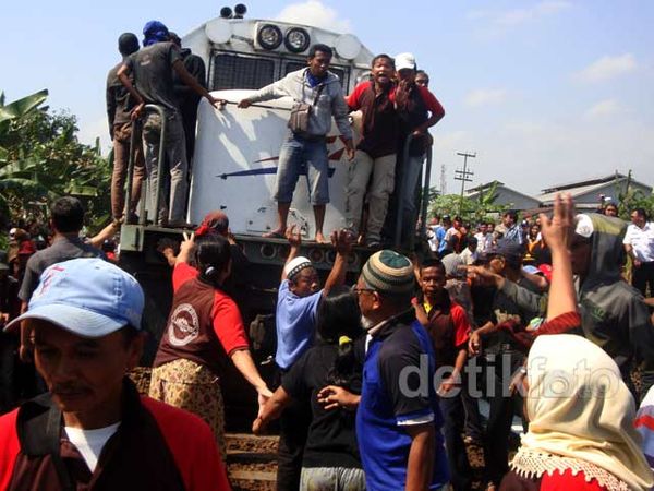 Dilarang Jualan, Pedagang Blokir Rel di Purwokerto