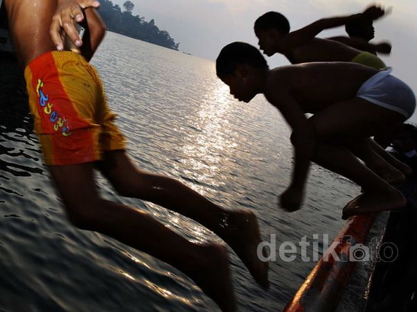 Bocah Penangkap Koin Pelabuhan Parapat