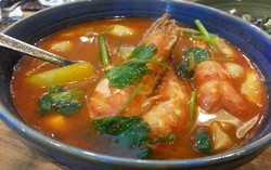 Thai Alley: Jajan Tom Yam dan Pad Siew dalam Suasana Jalanan Thailand