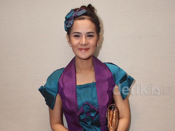 Senyum Manis Astrid Tiar