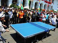 Aher-Deddy Mizwar Tanding Tenis Meja