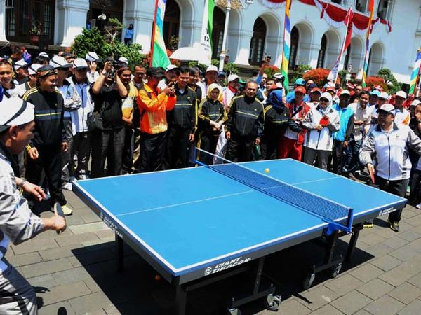 Aher-Deddy Mizwar Tanding Tenis Meja