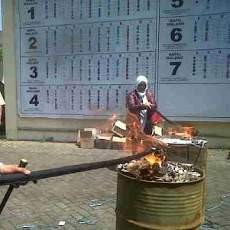 27 Ribu Surat Suara Rusak Dibakar