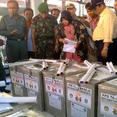 Datangi Kecamatan, Risma Pantau Kesiapan Coblosan Pilgub Jatim