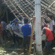 Hindari Penyeberang Jalan, Xenia Seruduk Rumah Warga