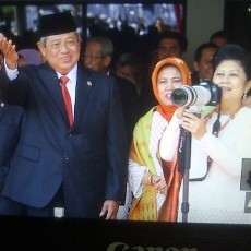 Ibu Ani Asik Abadikan Selebrasi Wisudawan IPDN