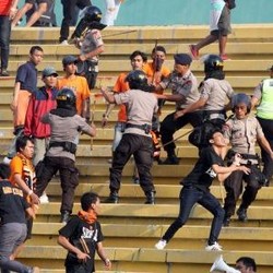 Ricuh Suporter di Stadion Maguwoharjo