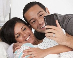 Survei: Makin Banyak Bayi Eksis di Sosial Media 1 Jam Setelah Lahir