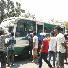 Massa Demo Metro Mini Anarkistis, Pecahkan Kaca Kopaja yang Melintas