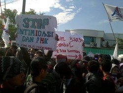 Tuntut Kejelasan Status, 100-an Buruh di Semarang Blokir Gerbang Pabrik