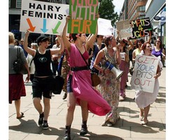 Para Wanita Ini Galang Amal dengan Pamer Bulu Ketiak