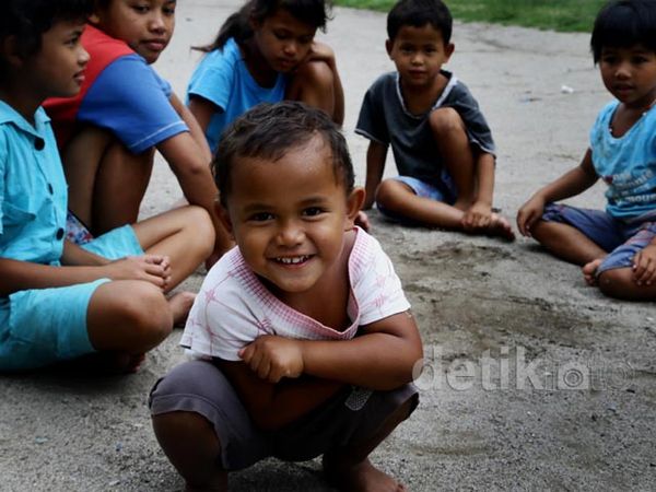 Keceriaan Anak-anak Kampung Ulos 