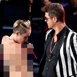Aksi Vulgar di VMA, Miley Cyrus Juga Pegang Kemaluan Robin Thicke?
