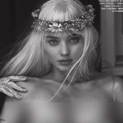 Jadi Bintang Porno di Majalah, Miranda Kerr Pamer Payudara