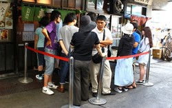 Demi Sushi Lezat, Pengunjung Rela Antri 3 Jam Untuk Makan di Sushi Dai!