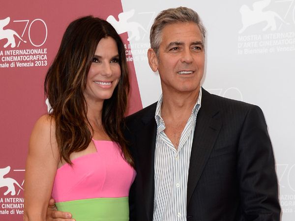 Gaya Penuh Warna Sandra Bullock