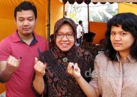 Walikota Surabaya Risma Nyoblos di TPS 01