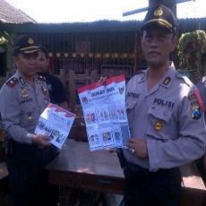 Seorang Pemuda Tempeli Surat Suara dengan Gambar Kartun