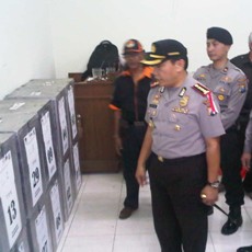 Polisi Kawal Ketat Kotak Suara dari TPS ke Kelurahan