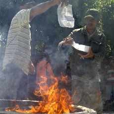 Warga Tuban Bakar Surat Undangan Pencoblosan