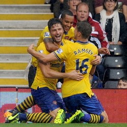 Spurs Belanja Besar, Walcott: Arsenal Tetap Lebih Kuat