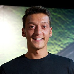 Oezil Takkan Hengkang dari Madrid