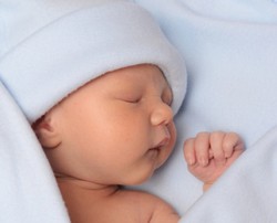 Kenapa Bayi Baru Lahir Sering Bangun Malam? Yuk Kenali Pola Tidurnya