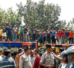 Ketika Ratusan Sopir Metromini Geruduk Balai Kota