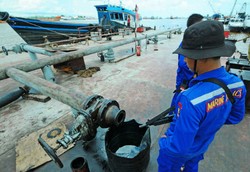 Kapal Pengangkut 450 Ton BBM Pembangkit Listrik Ditangkap di Pontianak