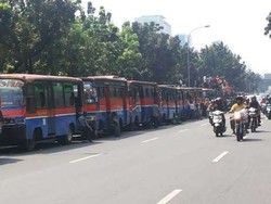 Polisi Tilang 100 Sopir & Kandangkan 8 Angkutan di Jakarta