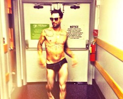 Hot! Adam Levine Tampil Topless di Foto Instagram Kekasihnya