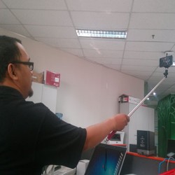 Kisah Tongsis, Si Tongkat Narsis