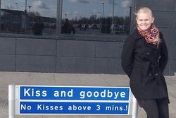 Larangan Ciuman Lebih dari 3 Menit & 5 Papan Petunjuk Aneh di Bandara