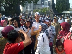 Pertama Kali Ngantor, Ganjar Jadi Rebutan PNS