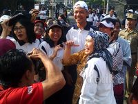 Pertama Kali Ngantor, Ganjar Jadi Rebutan PNS