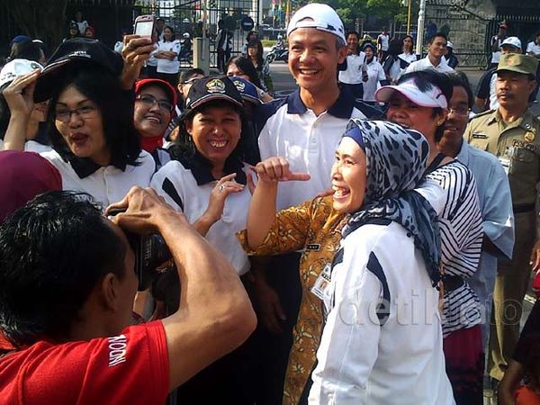 Pertama Kali Ngantor, Ganjar Jadi Rebutan PNS