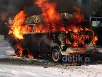 VW Combi Terbakar Usai Isi BBM di Semarang