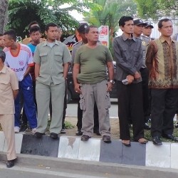 Warga Stabat Tonton Akad Nikah Bella Saphira dan Mayor Jenderal Agus 
