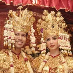 Emil Tak Minta Arumi Bachsin Tinggalkan Dunia Hiburan