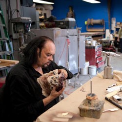 Serunya Profesi Pencipta Makhluk Mengerikan di Film